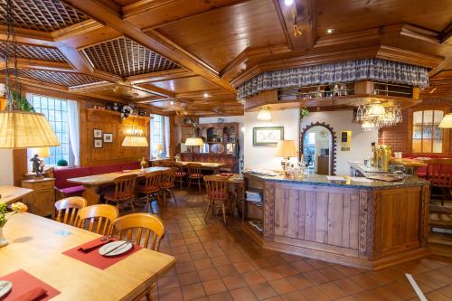 杰斯帝堡耶斯特伯格霍夫酒店的餐厅设有木制天花板和桌椅