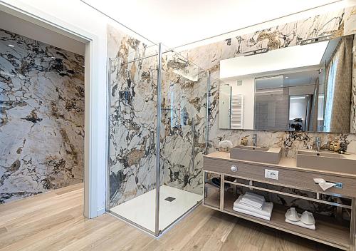 贝拉里亚-伊贾马里纳萨维尼酒店的一间带水槽和镜子的浴室