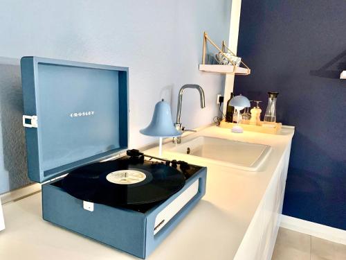 WeenerFreya Blue Ferienhaus的一张桌子,配有唱片机和水槽