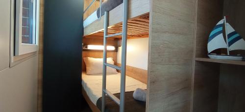 普拉Mobile Homes Istria - Brioni Pula的双层床间,配有双层床