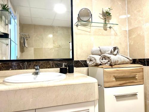 贝纳尔马德纳Apartment Sea Breeze – Apartamento Brisas del Mar的浴室配有盥洗盆、镜子和毛巾