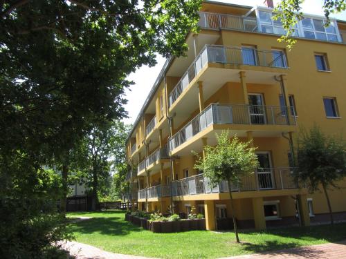 岑平Ferienresidenz zur Ostsee的公寓大楼设有阳台和树木