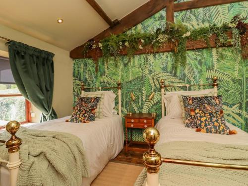 利兹Dean Mews的卧室设有两张床铺和绿色的墙壁