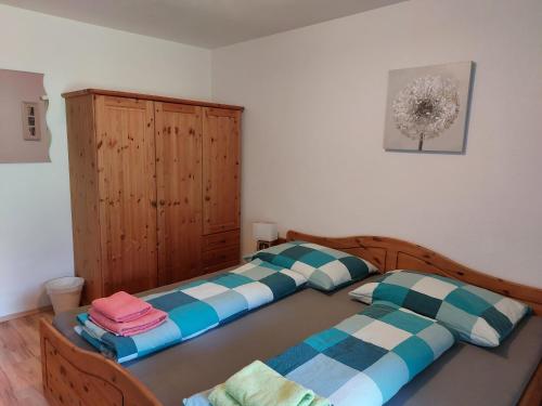 皮森多夫Apartment Lochner Piesendorf-Walchen的两张睡床彼此相邻,位于一个房间里