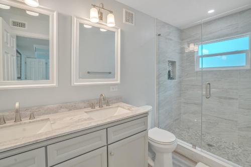 萨拉索塔Private Cozy Sarasota Home home的浴室配有卫生间、盥洗盆和淋浴。