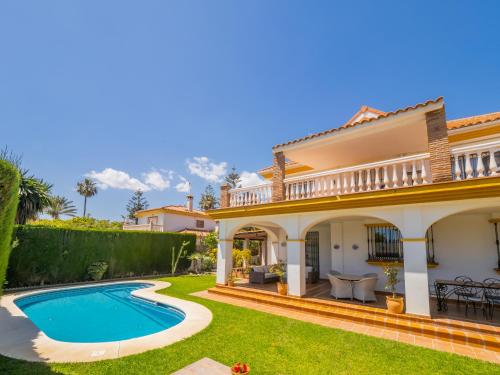 马拉加Cubo's Villa Yedra Guadalmar的一座带游泳池的房子的图象