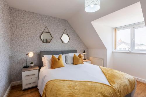 AskernModern & Spacious Cottage & Private Parking & Leisure的一间卧室设有一张大床和一个窗户。