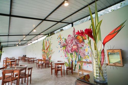 莫约班巴Country Club Eco Casajardin的餐厅设有桌椅和花卉壁画