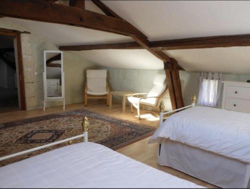 Bouillé-LoretzCloserie Les Roches - Charming and spacious 2 bedroom cottage的一间卧室配有两张白色的床和椅子