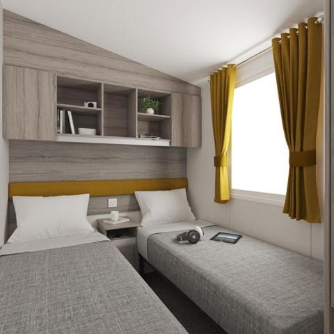 阿伯劳尔The Dram Van - Beautiful, luxury static caravan的客房设有两张床和窗户。