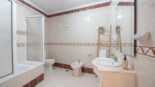 阿尔图拉Altura Vacations T2, Algarve的一间带水槽、卫生间和淋浴的浴室