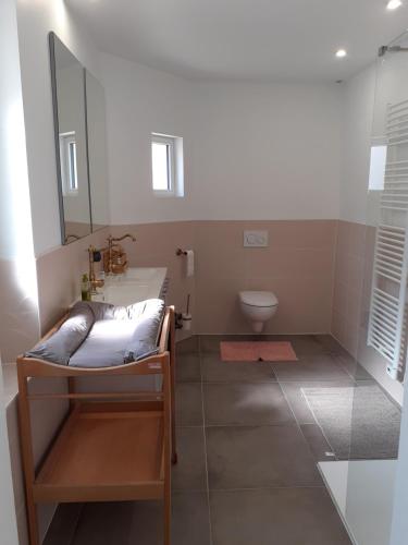 贝布尔河畔圣普桑Villa 10 pers à 6min du pal的一间带床、水槽和卫生间的浴室