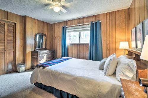 Calm Groveland Cabin - Near Pine Mountain Lake!客房内的一张或多张床位