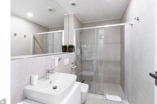切拉德纳Apartmán v Tee house Čeladná的白色的浴室设有水槽和淋浴。