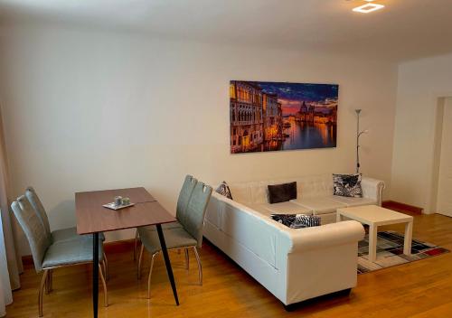 维也纳Apartment Wien Mitte的客厅配有沙发和桌子