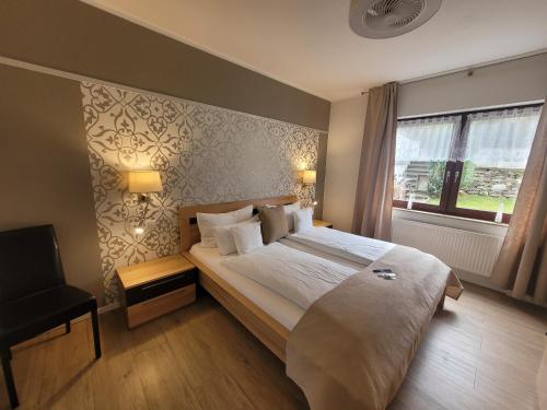 Kattenes城堡山弗里斯酒馆及旅馆的卧室配有床、椅子和窗户。