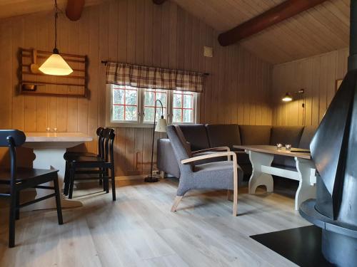 ÅmotGroven Camping & Hyttegrend的一间在房间内配有桌椅的餐厅