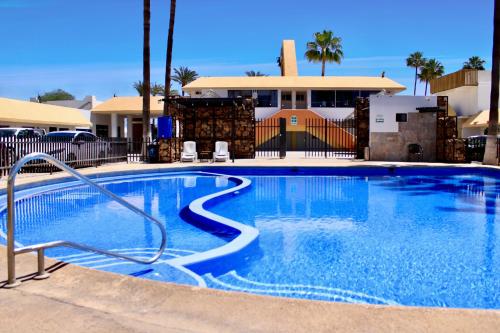 Heroica CaborcaHOTEL POSADA DEL DESIERTO的大楼前的大型蓝色游泳池