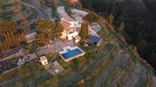 RelleuCasa Pura Vida的享有带游泳池的房屋的空中景致