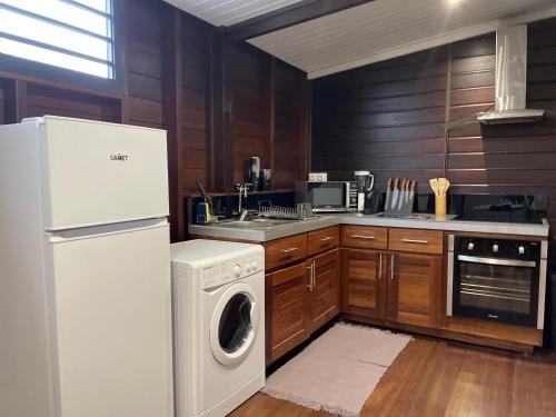 库鲁CHARMANT T2的厨房配有白色冰箱和洗碗机。