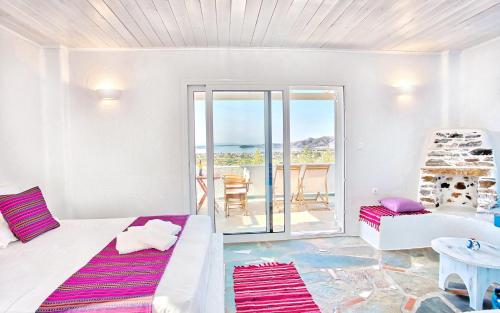 卡利斯托斯Aspra Chomata Villas的一间卧室配有一张床,享有海景