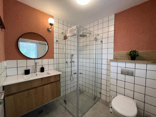贝尔谢巴Lovely New Central Apartment的带淋浴、卫生间和盥洗盆的浴室