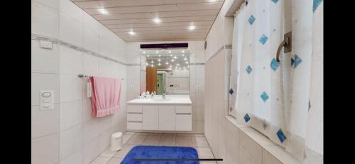 茨韦西门Chalet Finkenwiese的白色的浴室设有水槽和镜子