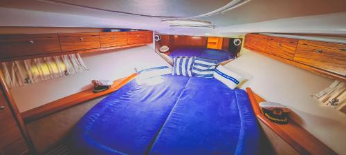 涅波伦特Jacht Motorowy Zegrze的小房间,船上配有蓝色充气床