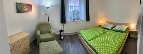 克拉斯纳利帕SWEET HOME的一间卧室配有绿色的床和椅子