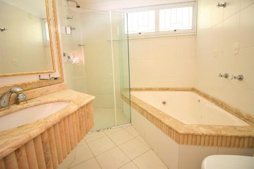 邦比尼亚斯Casa Beira Mar的带浴缸、水槽和淋浴的浴室
