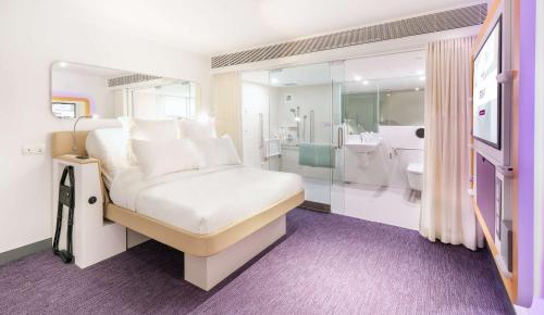 YOTELAIR Singapore Changi Airport Landside客房内的一张或多张床位