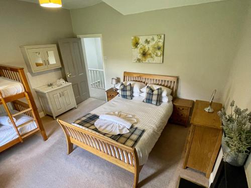 兰戈伦The Farm House的一间卧室配有一张带枕头的大床
