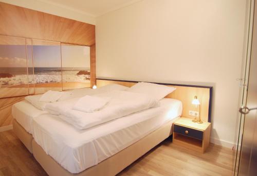 格洛米茨STRANDIDYLL, 118 - Typ B6S的卧室配有一张大白色床和窗户