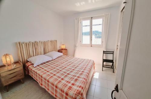 桑帕克El Ton的一间卧室配有一张带铺着地毯的床和窗户。