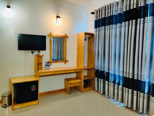 GaafaruStay Salty的客房设有电视和带电视的书桌。