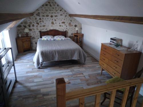 MontboissierAu calme à la campagne的一间卧室配有一张床,铺有木地板