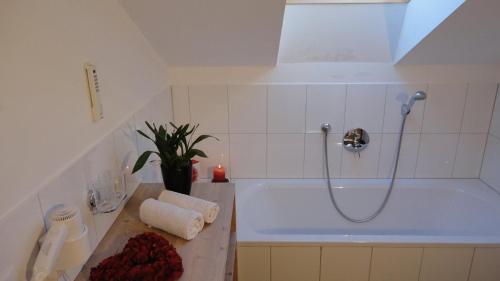 迈尔霍芬施赛布兰德勒旅馆的带浴缸和淋浴的浴室
