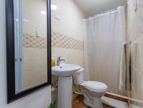 苏莎亚Room in Guest room - Nice 1br-1bt With Common Picuzzi的浴室配有卫生间、盥洗盆和淋浴。