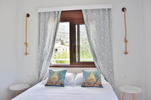 劳德哈塔玛利亚公寓酒店的一间卧室配有一张带窗户的床