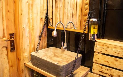 内罗毕Redhill Container House & Private Spa的木制浴室设有木制水槽,挂在墙上