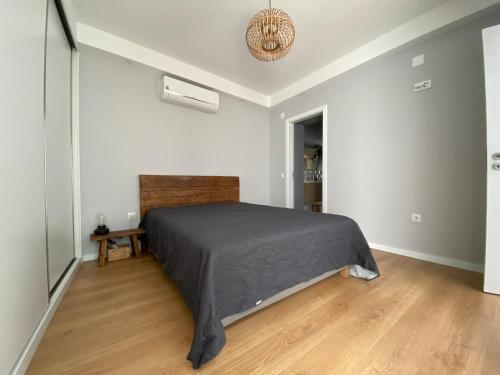 埃武拉Casa da Serpa Pinto的一间卧室配有一张床,铺有木地板