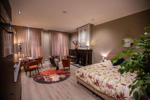 马斯特里赫特Suite 105的卧室配有一张床和一张桌子及椅子
