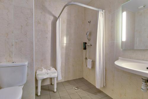 B&B HOTEL Bayonne Tarnos的一间浴室