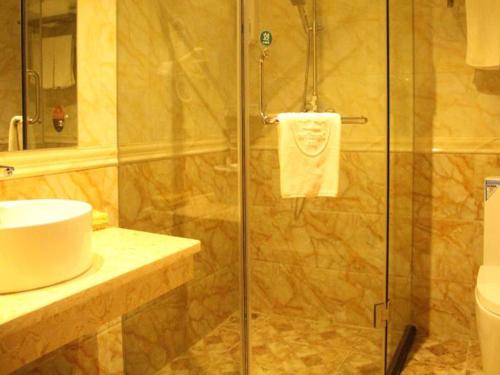 广州格林豪泰广州番禺长隆欢乐世界商务酒店的带淋浴、水槽和卫生间的浴室