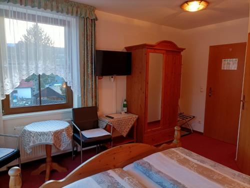 施尔奇Pension Drei Elstern的酒店客房设有两张床和窗户。