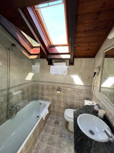 雷维拉-德卡马戈玛丽亚别墅酒店的带浴缸、卫生间和盥洗盆的浴室