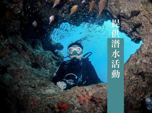 小琉球岛有一间森林民宿的水下洞穴里一个戴着浮潜面具的人