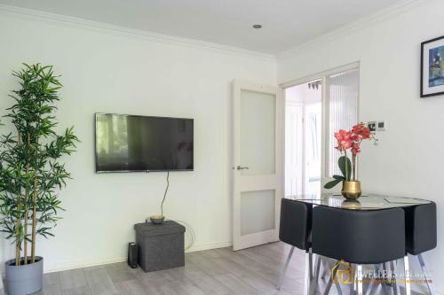 Stylish Flat 2 Bedroom with Free Wifi & Parking Chigwell Epping London的电视和/或娱乐中心