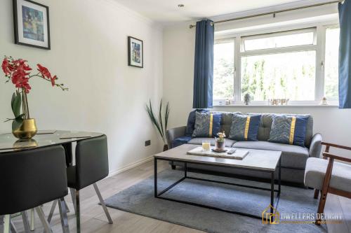 齐格威尔Stylish Flat 2 Bedroom with Free Wifi & Parking Chigwell Epping London的客厅配有沙发和桌子