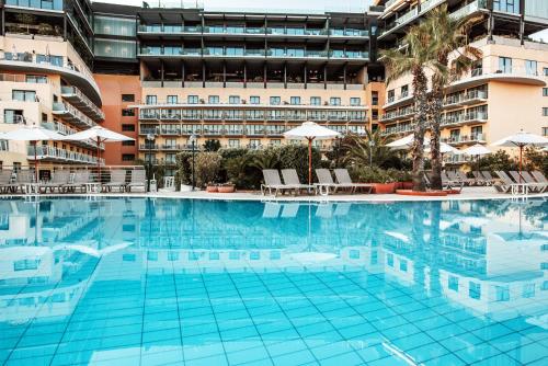 圣朱利安斯马耳他智选假日酒店的大楼前的大型游泳池